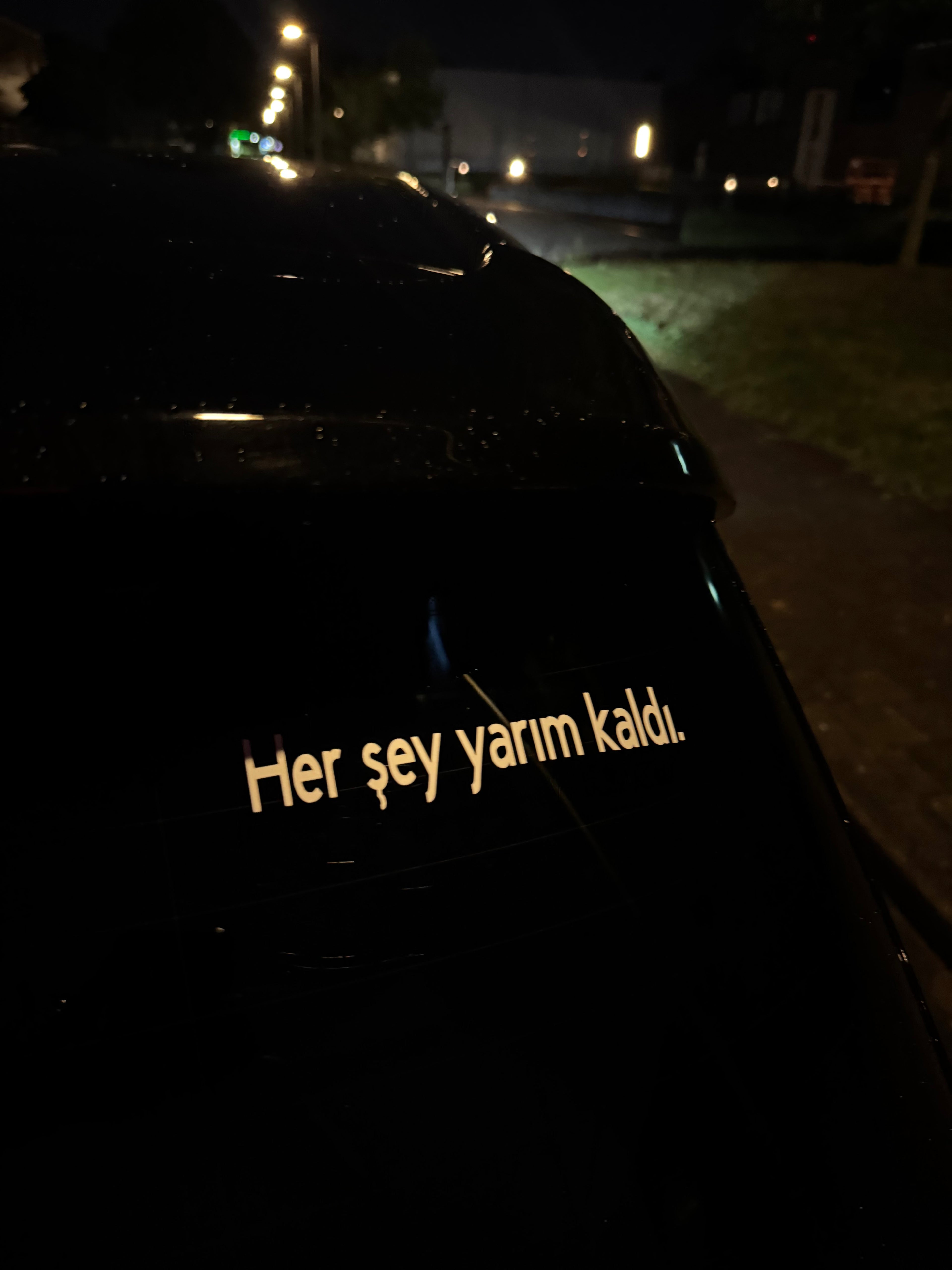 Her sey yarim kaldi.